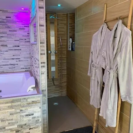 Le Menhir Jacuzzi Lit 200x200 Le Cendre