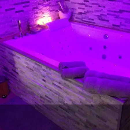 Le Menhir Jacuzzi Lit 200x200